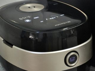 2、褐麦香肠烧麦,糯米泡发后会吸收水份，如果是直接蒸锅蒸，需沥干碗里剩的水；如果用电饭煲，则需要保留少量水份，启动煮饭模式。