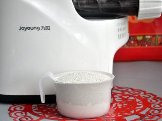 3、褐麦香肠烧麦,将两种面粉放入九阳面条机，提前换上饺子皮模。