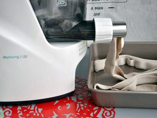 4、褐麦香肠烧麦,启动快速面条的功能后，将水杯卡在面条机上，确保水进入了面条机，随着机器的不断搅拌，面条机开始出面皮。