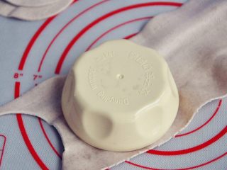 5、褐麦香肠烧麦,用饺子模压出圆形的面皮，做烧麦的皮还要薄一些，一会再用擀面杖加工一下。