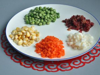 6、褐麦香肠烧麦,准备馅料的食材，青豆和玉米提前放入小锅中煮熟。