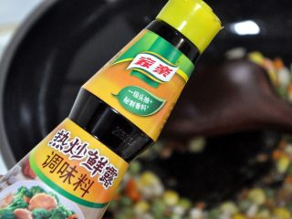 9、褐麦香肠烧麦,倒入热炒鲜露（生抽）1勺，我喜欢淡淡的口感，如果口味重，可以加2勺，一会还要拌糯米饭，会分担咸味。