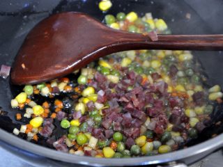 10、褐麦香肠烧麦,倒入自家的广味香肠，炒出香味。