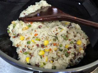 11、褐麦香肠烧麦, 倒入提前煮好或者蒸好的糯米饭，快速拌匀，关火备用。