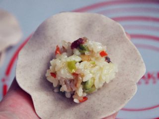 12、褐麦香肠烧麦,把饺子皮擀薄，把馅放入，不要放太多。