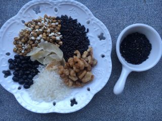 1、乌发养肾粥,先准备好食材