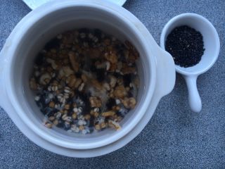 2、乌发养肾粥,清洗干净后浸泡，我家芝麻是熟了也就不洗啦