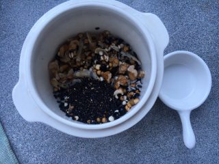 3、乌发养肾粥,浸泡两三小时后，加入黑芝麻放满水