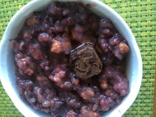 5、乌发养肾粥,中午吃的时候，盛出一碗，再放上一块红糖