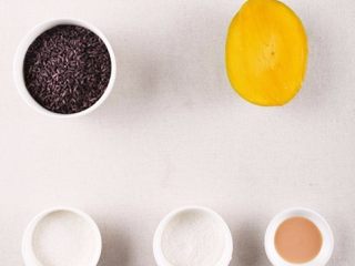 1、休闲小糕点香芒紫米糕-带带,准备好食材