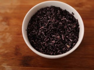 2、休闲小糕点香芒紫米糕-带带,紫米淘洗一遍；（紫米非常有营养，不需要浸泡哟，也不要用力搓洗，否则表层的花青素容易流失）
