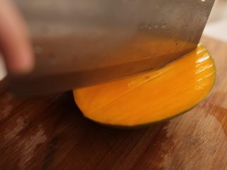 4、休闲小糕点香芒紫米糕-带带,在芒果肉上划出痕迹；