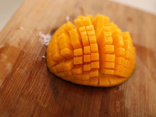 5、休闲小糕点香芒紫米糕-带带,将芒果皮去掉