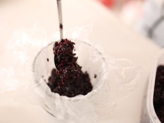 8、休闲小糕点香芒紫米糕-带带,在模具内先垫入保鲜模（容易脱模）放入一层紫糯米，一层芒果粒；