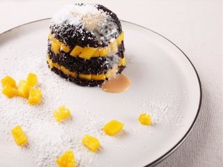 11、休闲小糕点香芒紫米糕-带带,将奶油和椰蓉淋在芒果紫糯糕上即可。