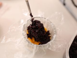 10、休闲小糕点香芒紫米糕-带带,再铺一层紫糯米，放上芒果粒，再铺上紫糯米，轻轻压实，去掉模具；