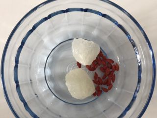3、冰糖红枣枸杞薏米水,洗枸杞,准备好冰糖。4小时煮开时加入,冰糖也可以没煮前就加,但是我要喝薏米水,也会用不加糖和红枣枸杞的薏米水做水敷面膜,所以我选择后加。枸杞最好煮开后加,不然会烂哦!也不要多放,会酸。