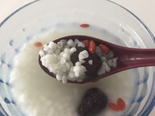 4、冰糖红枣枸杞薏米水,糯糯的,汤汁也是白白的,和米仁融为一体。红枣也是养颜补气,突然发现忘加枸杞哈哈,补撒枸杞后再煮5分钟。