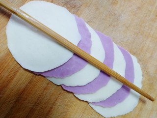 14、紫薯玫瑰花馒头,7个圆片颜色错开叠加放在一起，一个筷子中间压实。