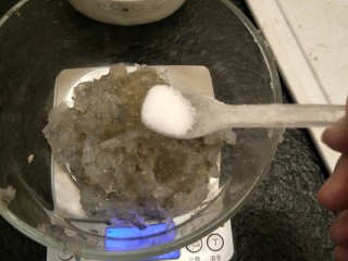 3、广东早茶de水晶虾饺✨,加入一小勺盐。