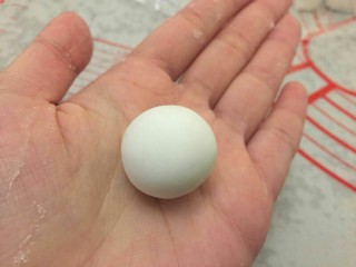 15、广东早茶de水晶虾饺✨,搓成小圆球。