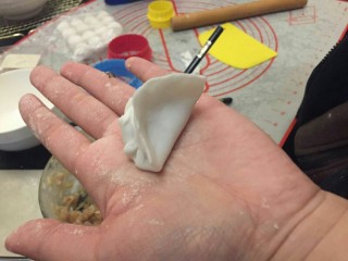 19、广东早茶de水晶虾饺✨, 一边皮子从右慢慢捏出褶子12-15个