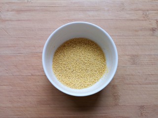 1、鸡蛋小米粥,准备好小米。