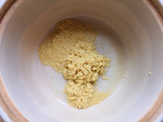 2、鸡蛋小米粥,将小米淘洗干净放入砂锅。