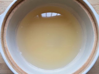 3、鸡蛋小米粥,加入纯净水大火烧开。