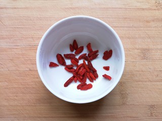 4、鸡蛋小米粥,枸杞冲洗一下。