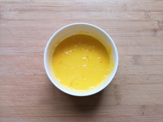 6、鸡蛋小米粥,用筷子搅散。