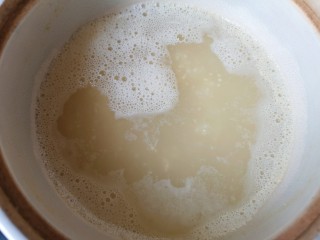 7、鸡蛋小米粥,锅开以后转小火煮20分钟。