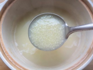 8、鸡蛋小米粥,20分钟以后小米已经开花熟了。