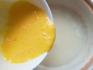 9、鸡蛋小米粥,倒入鸡蛋液。