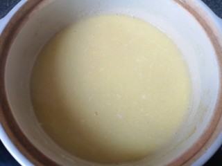 10、鸡蛋小米粥,一边倒一边用筷子搅动。