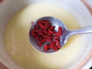 11、鸡蛋小米粥,下入枸杞。