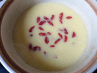 12、鸡蛋小米粥,搅拌均匀。