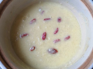 13、鸡蛋小米粥,小火烧开即可关火。