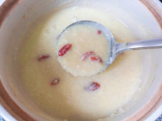 14、鸡蛋小米粥,好吃又营养的鸡蛋小米粥做好了。