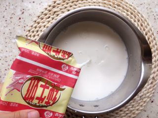 2、能量酸奶杯,牛奶倒入奶锅内，稍稍加热即可；