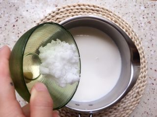 3、能量酸奶杯,倒入白糖，搅拌均匀；