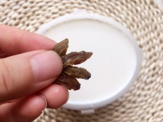6、能量酸奶杯,加入适量洗净的葡萄干；