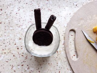 12、能量酸奶杯,奥利奥饼干放入酸奶杯；