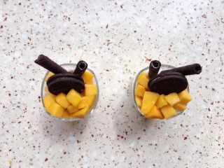 13、能量酸奶杯,再放上芒果颗粒；即可！