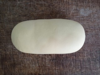 5、刀削炸酱面,将揉光的面团手成圆柱形。