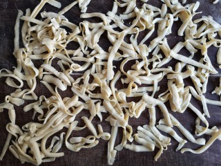 7、刀削炸酱面,我习惯把面先削在案板上再一起下锅。（饧好揉透的面削好叠在一起也不会粘黏。）