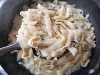 10、刀削炸酱面,煮熟后沥水捞出。