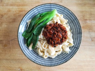 13、刀削炸酱面,再煮好的面上加上适量的炸酱和青菜。