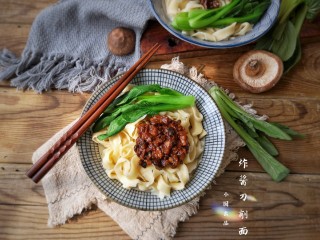 14、刀削炸酱面,上桌。