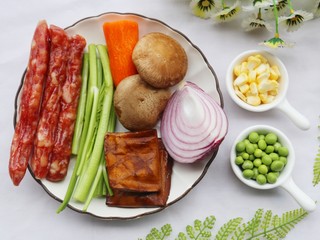1、香到流口水的香菇腊肠焖饭,准备食材：火腿三根，香菇两个，香干两片，胡萝卜一小节，洋葱适量，芹菜两根，豌豆适量，玉米粒适量。